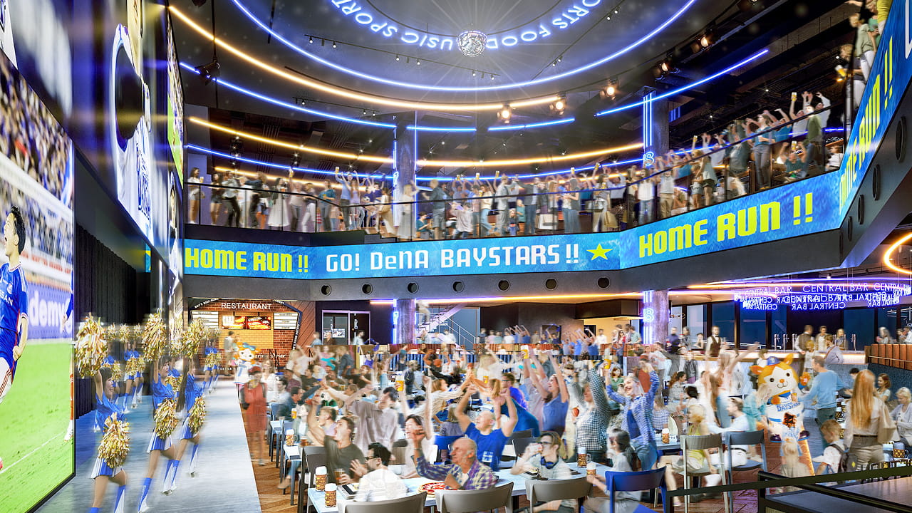 大きなスクリーンで観戦する人々