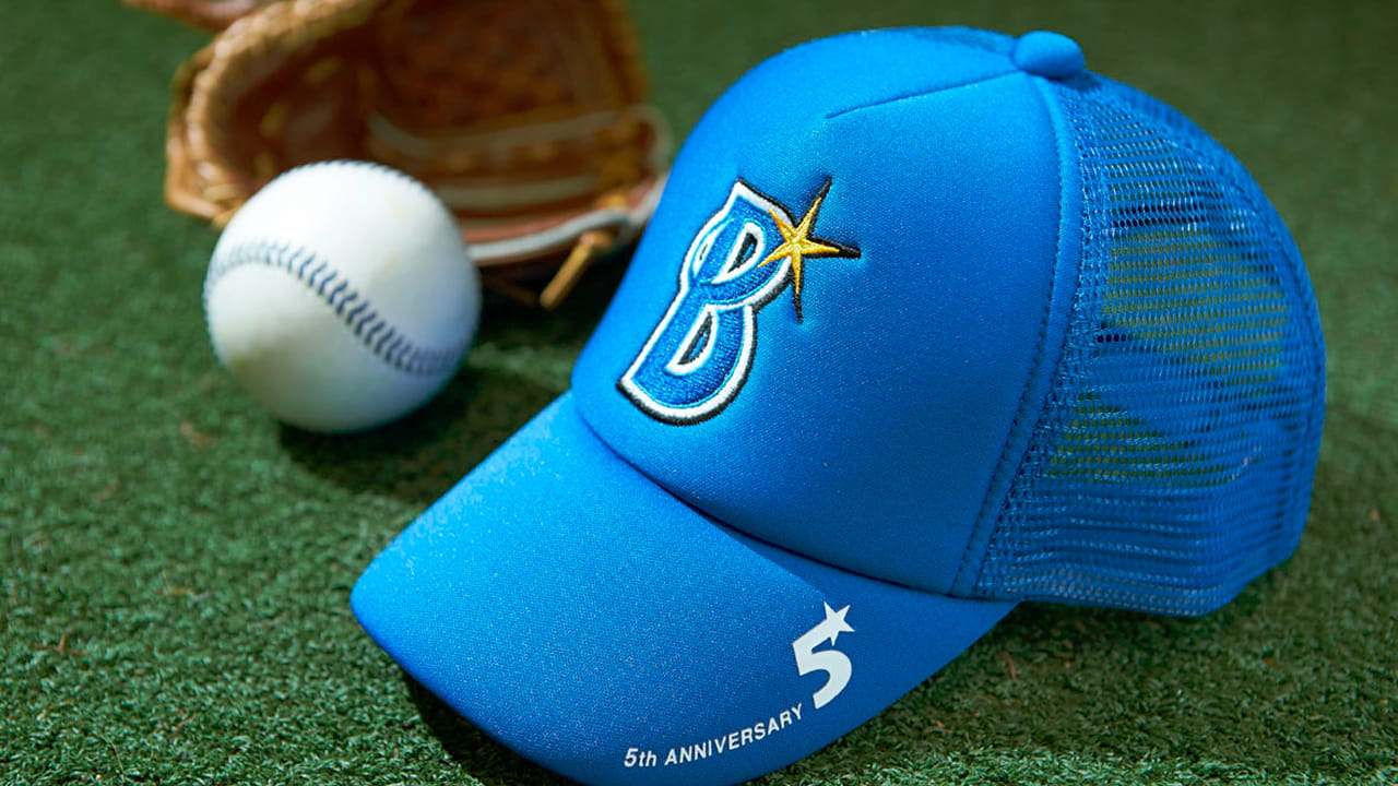 野球帽とボールとグローブの写真