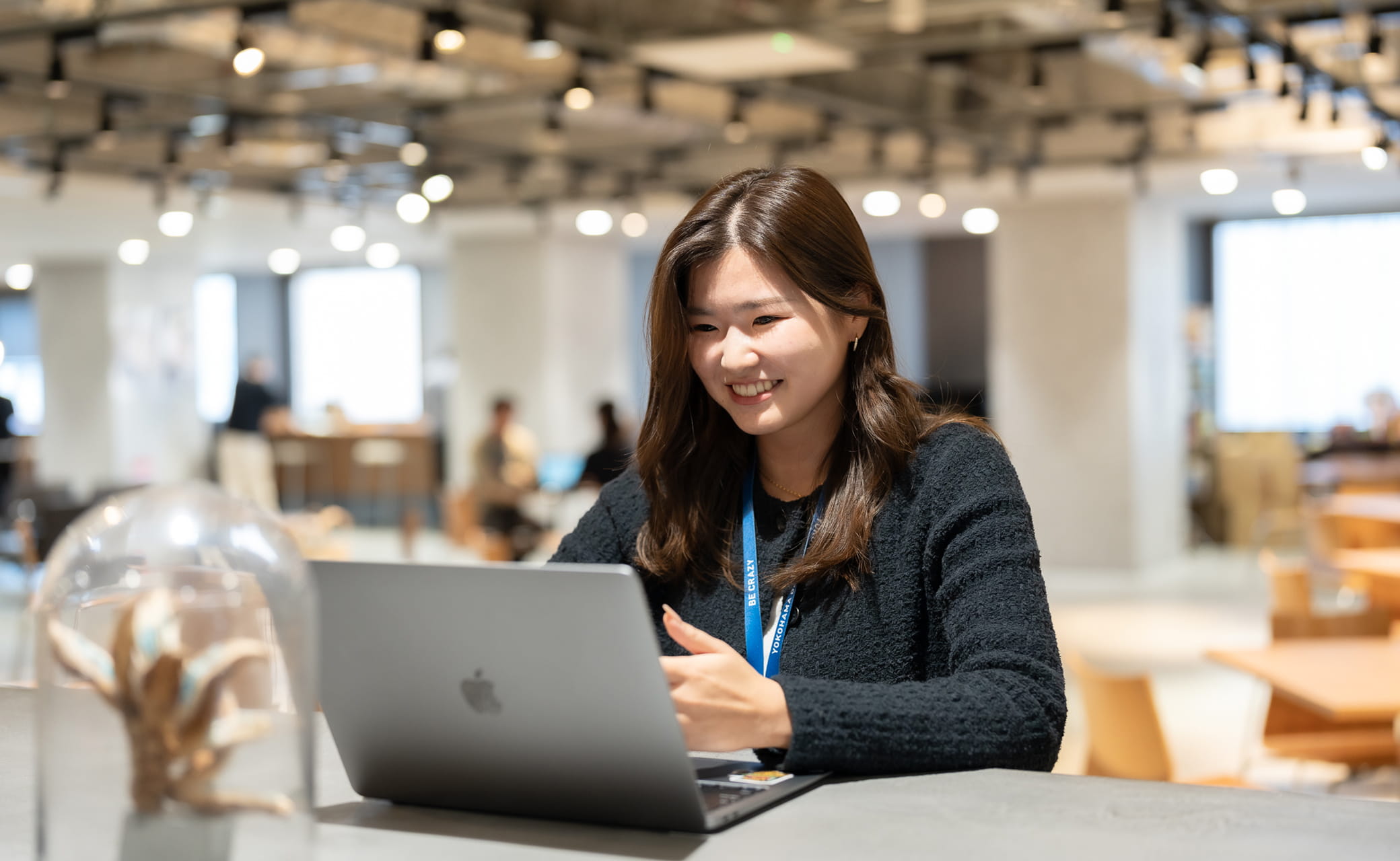 ノートPCで作業している女性