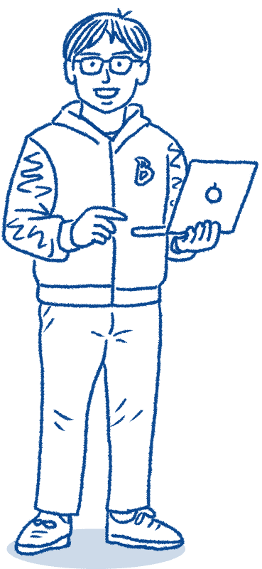 PCを持った人物が笑顔で立っている