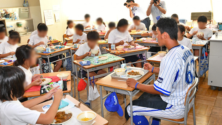 学校給食における青星寮カレー提供